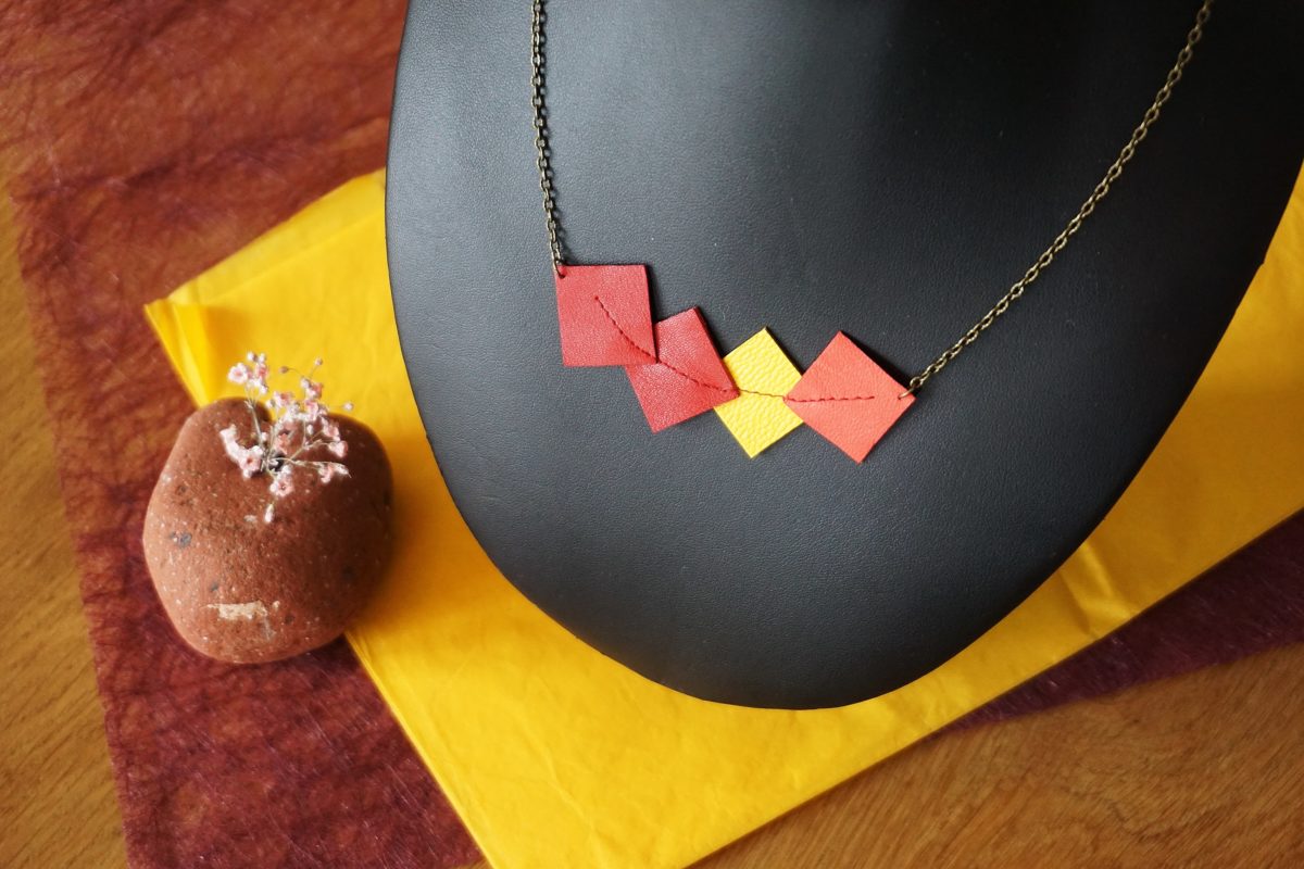 collier-cuir surcyclage 4 carrés rouge rose jaune