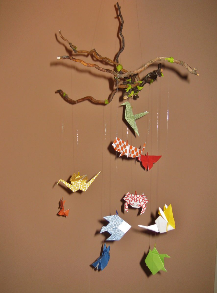 Décoration d'intérieur : mobile multicolore en origami