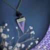 l-artelier-de-cloth-collier-fanions-perles-chutes-de-cuir-surclage-violet-noir-aubergine