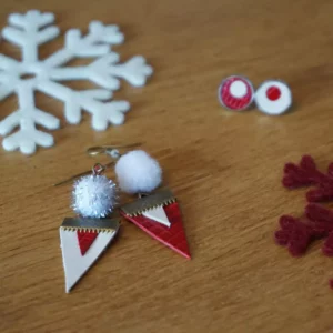 Boucles d'oreilles fanion asymétriques de Noël par L'Artelier de Cloth, cuir upcyclé rouge et blanc, fabrication artisanale à Lorient