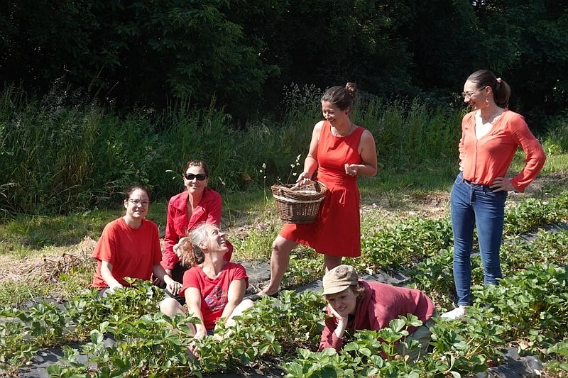Bonne humeur et ambiance champêtre garantie pour la fête de la fraise, le juin au POtager du Cosquéric, à Ploemeur (56)