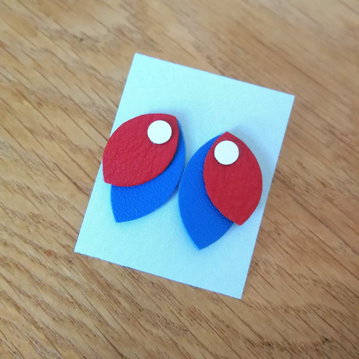 Boucles d'oreilles "petites feuilles" en cuir surcyclé bleu blanc rouge créées sur mesure par L'Artelier de Cloth pour Gaëlle Edon, athlète en paratir