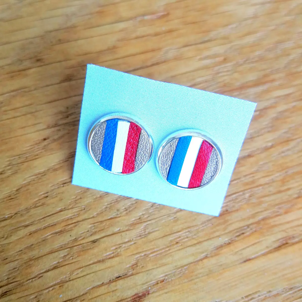 Boucles d'oreilles "drapeaux" en cuir surcyclé bleu blanc rouge créées sur mesure par L'Artelier de Cloth pour Gaëlle Edon, athlète en paratir à Paris 2024.